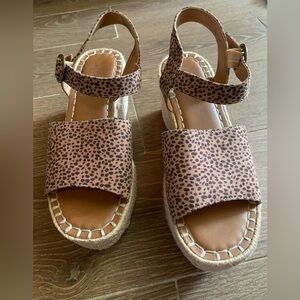 Universal Thread Leopard women’s shoes. Size 7 1/2. Excellent condition.